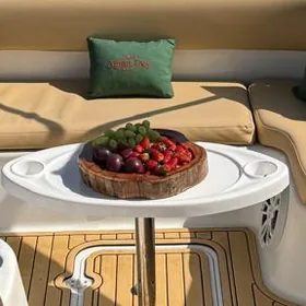 Travessa servida sobre a mesa da lancha